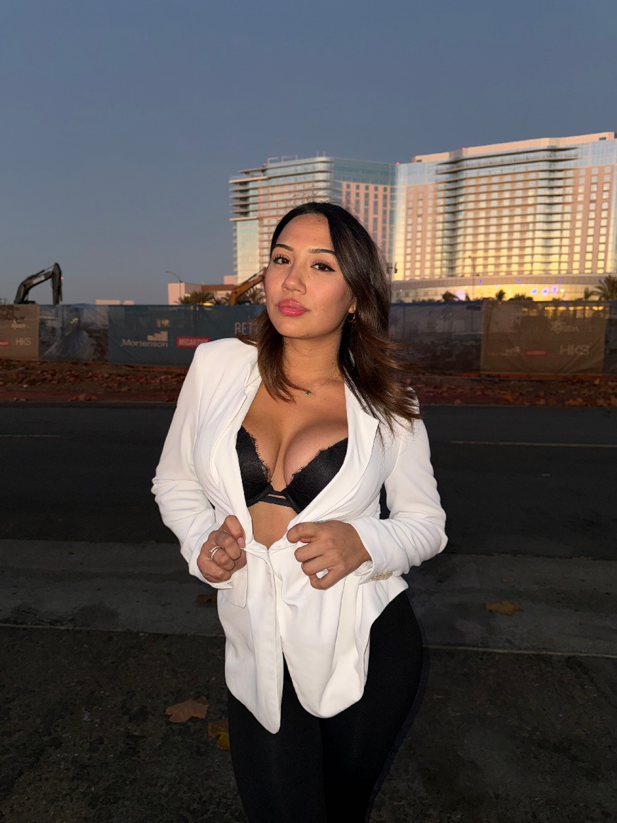 Take a pause and enjoy Ali Cruz — streaming from Zhanjiang