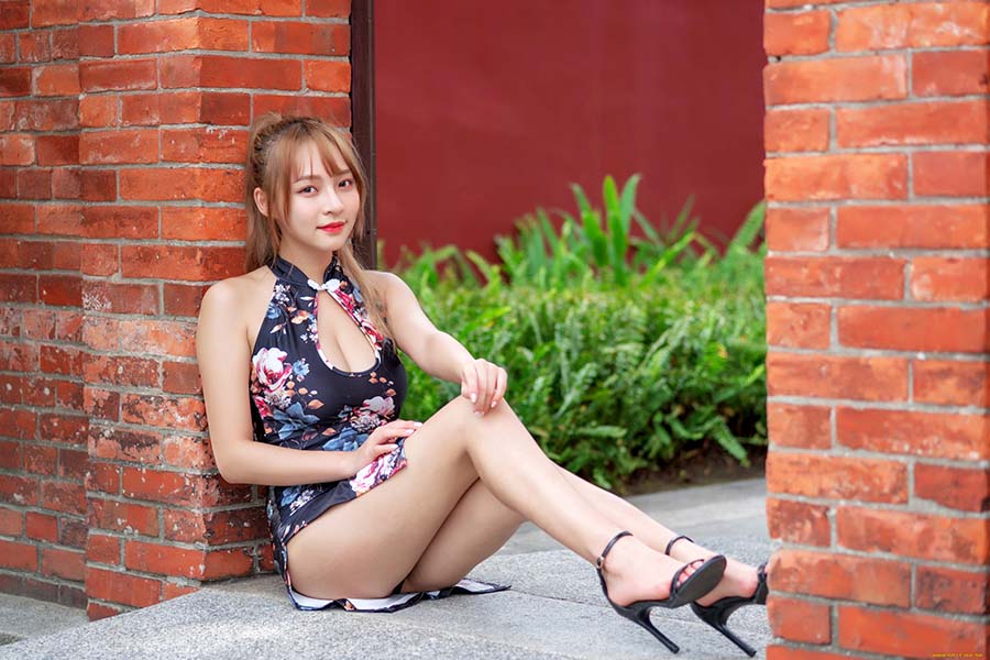 Girls in short dresses in Zhanjiang