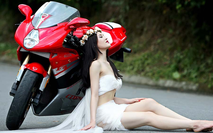 Beautiful girls and motorcycles in Zhanjiang