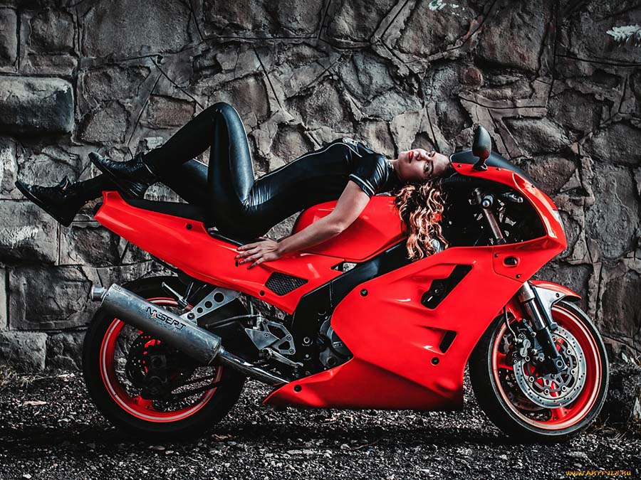 Beautiful girl Beautiful girls and motorcycles in Zhanjiang