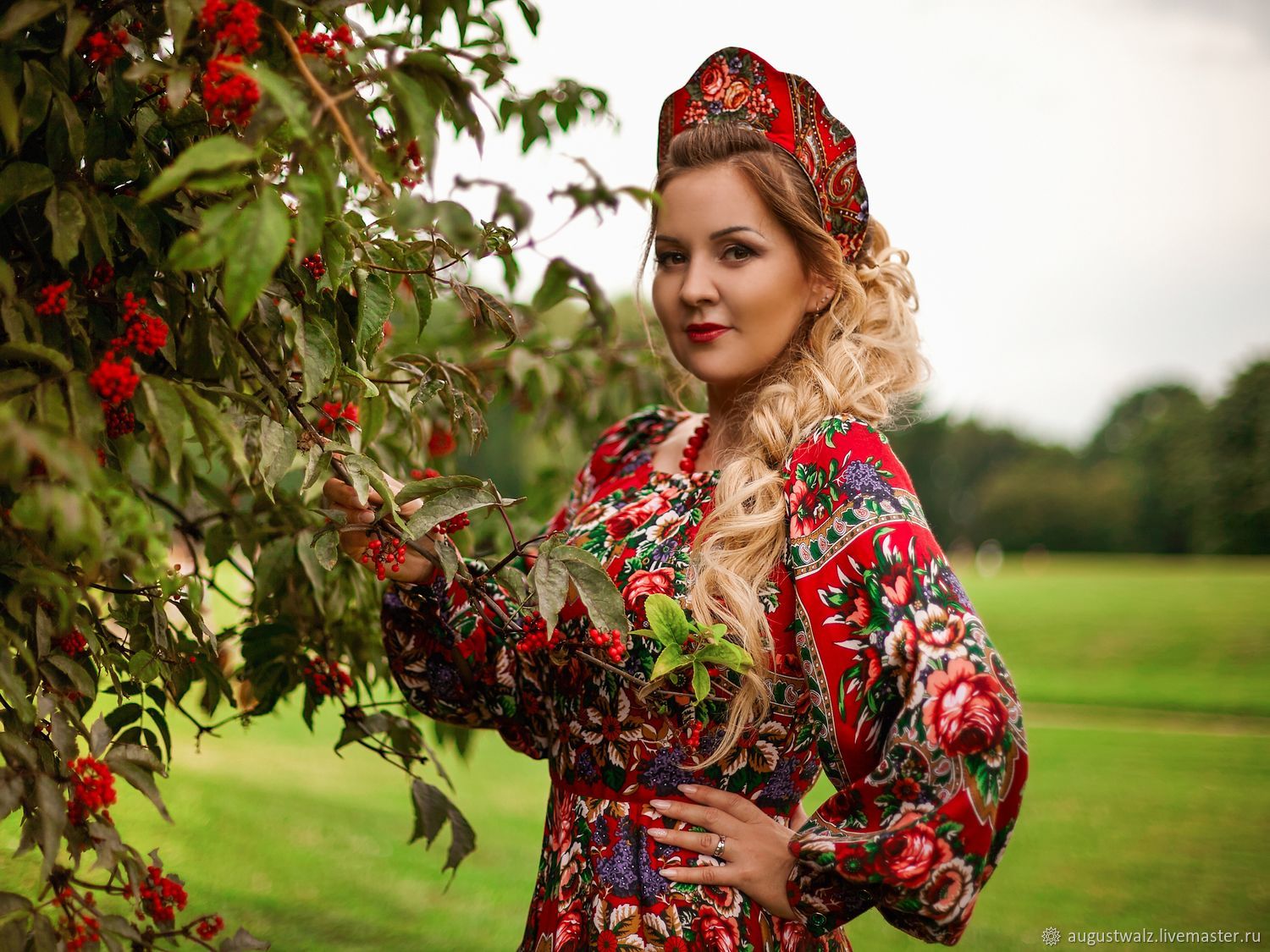 Women in Slavic costumes in Zhanjiang