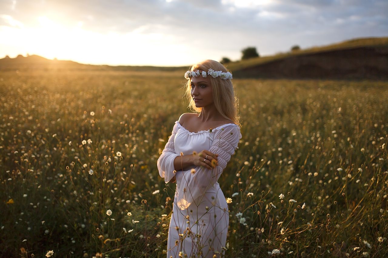 Girls in Slavic costumes in Zhanjiang