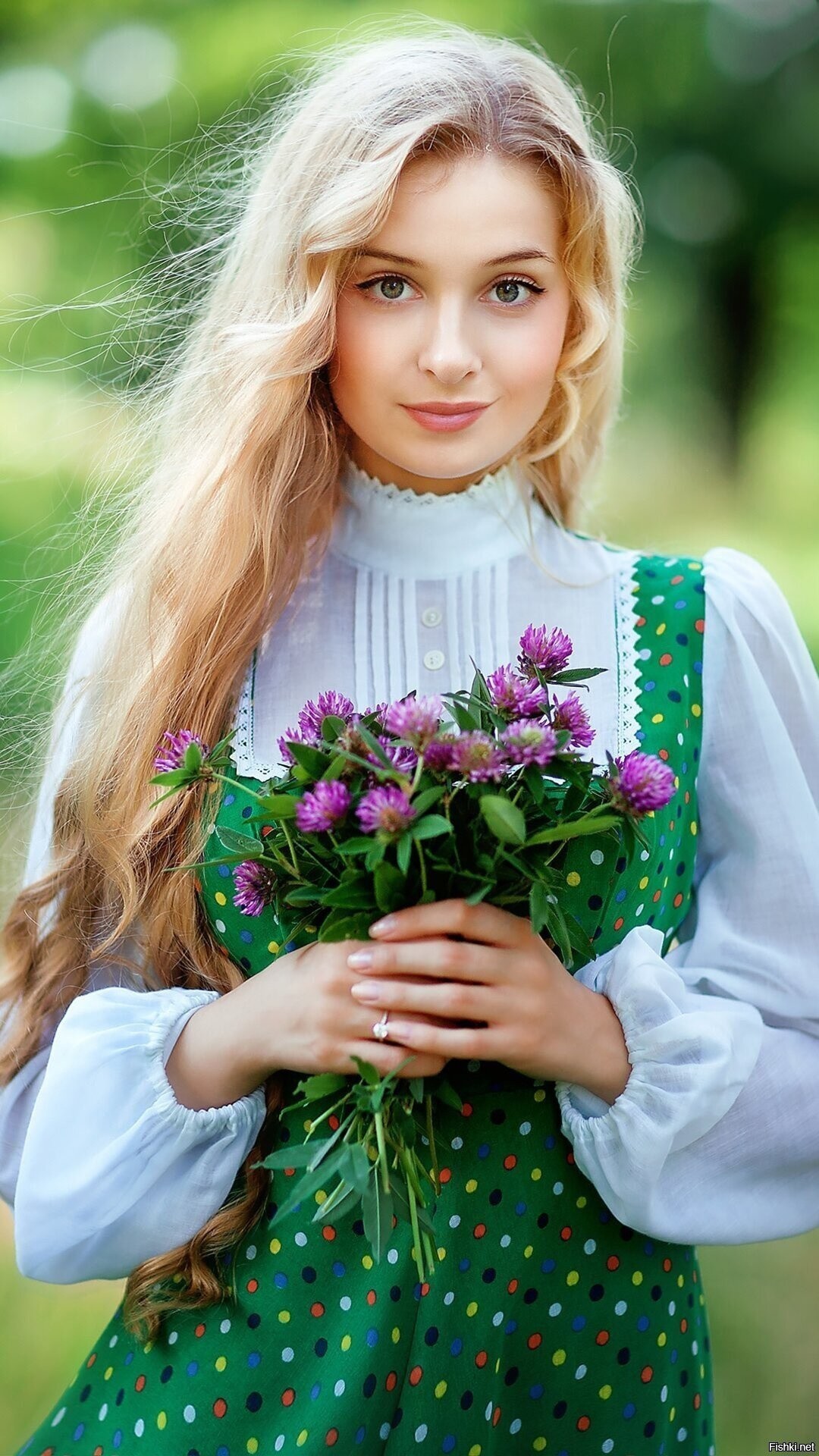Girls in Slavic costumes in Zhanjiang
