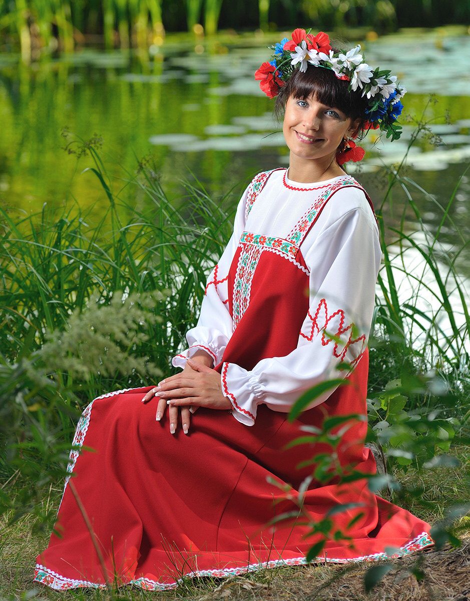 Beautiful girl Girls in Slavic costumes in Zhanjiang