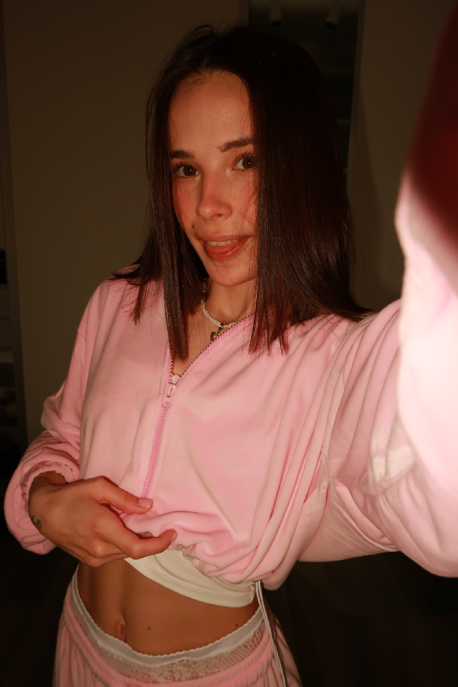 Tina brings the glow — live moments in Zhanjiang